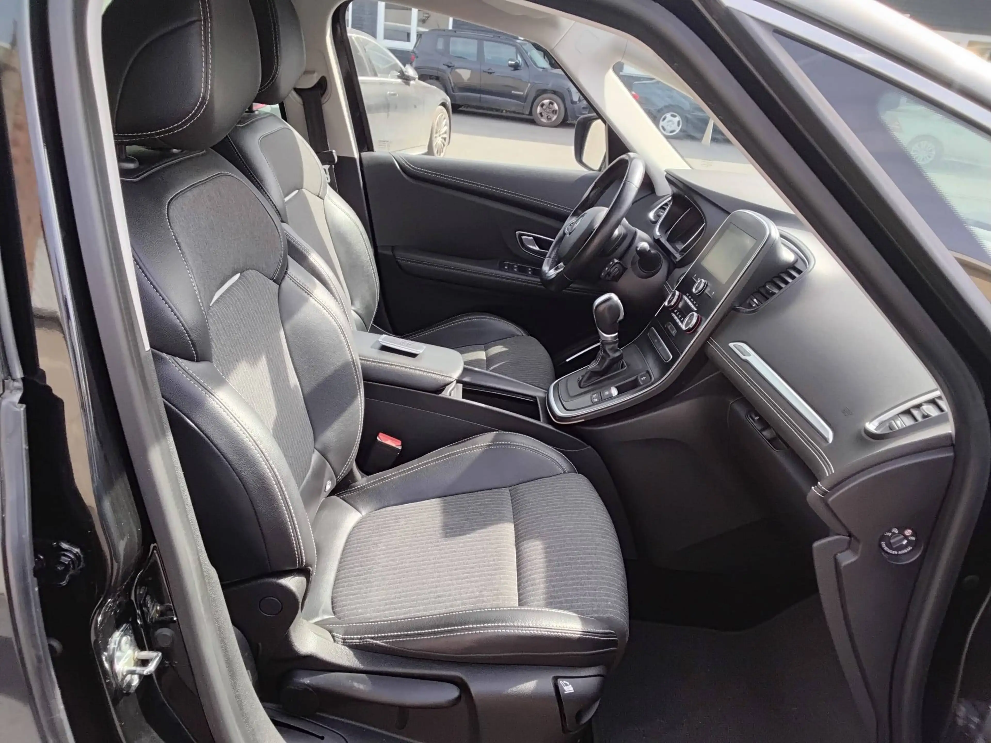 Renault Scenic 1.33 TCe Intens AUTOM CAM TREKHAAK NAVI BLUET CRUISE — photo 13