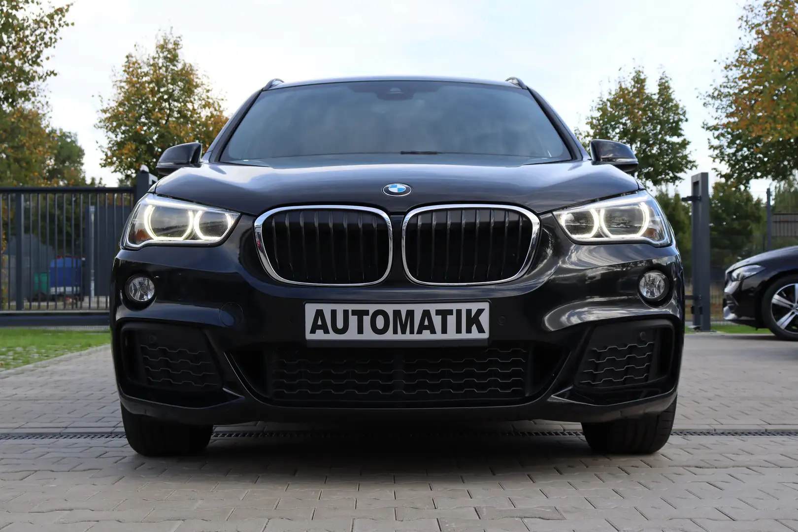 BMW X1 xDrive 25 d *M-Sport*3-Hand*Aut*Mem*AHK*Pano* Zwart - 2