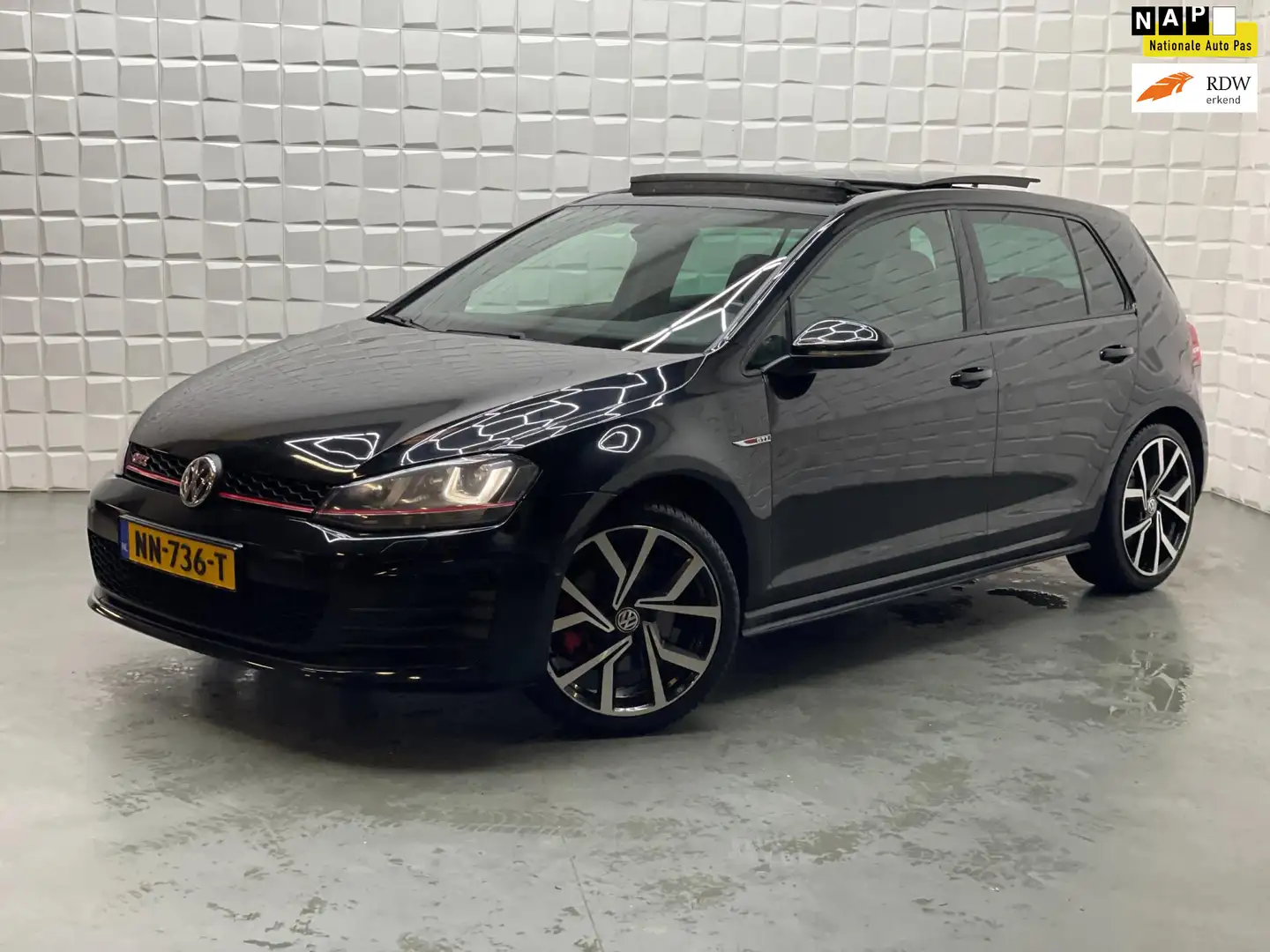 Volkswagen Golf GTI 2.0 TSI PANO AUTOMAAT CRUISE Black - 1