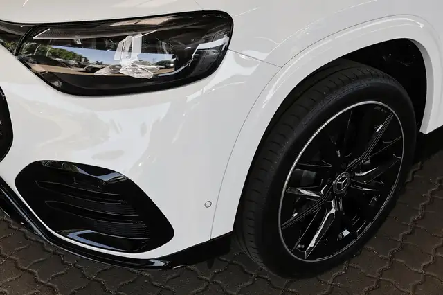 Mercedes-Benz GLB view 3