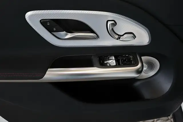 Mercedes-Benz GLB view 12
