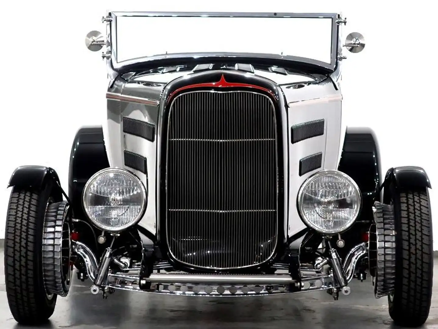 Oldtimer Ford 1932 Hot Rod Steel Body 8,2 V8 by Jon Golding Fekete - 2