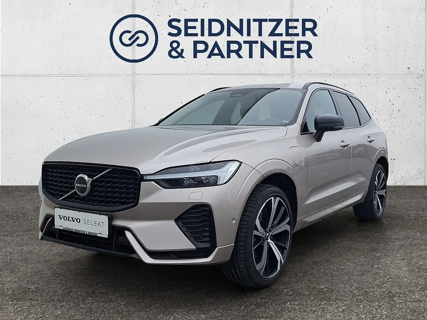 Volvo XC60 T6 AWD Recharge PHEV Plus Dark Geartronic Beige - 1