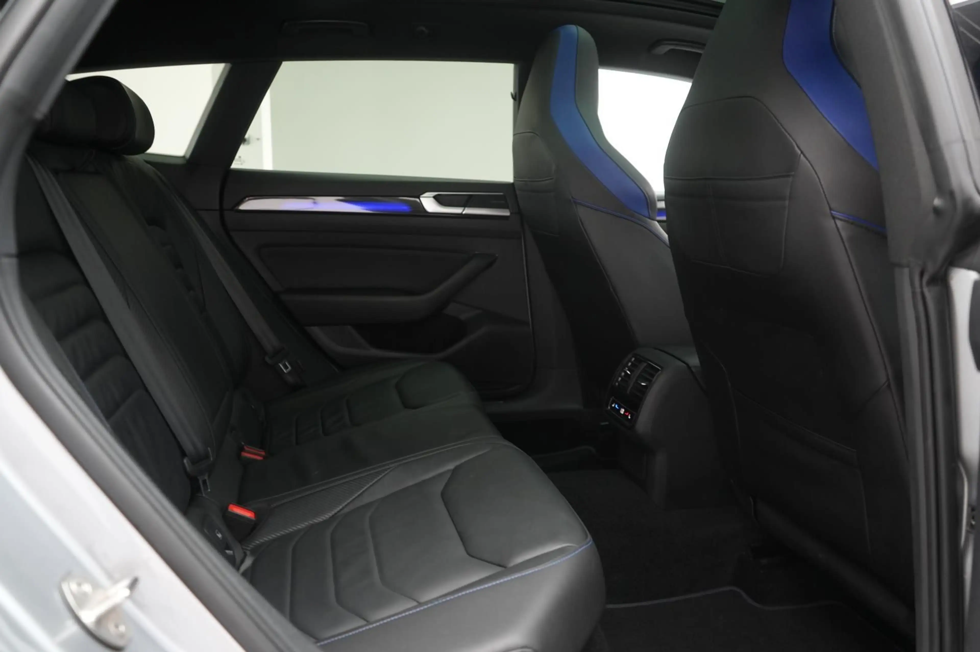 Volkswagen Arteon Shooting Brake R 2.0 TSI 4Motion DSG Lede — photo 8