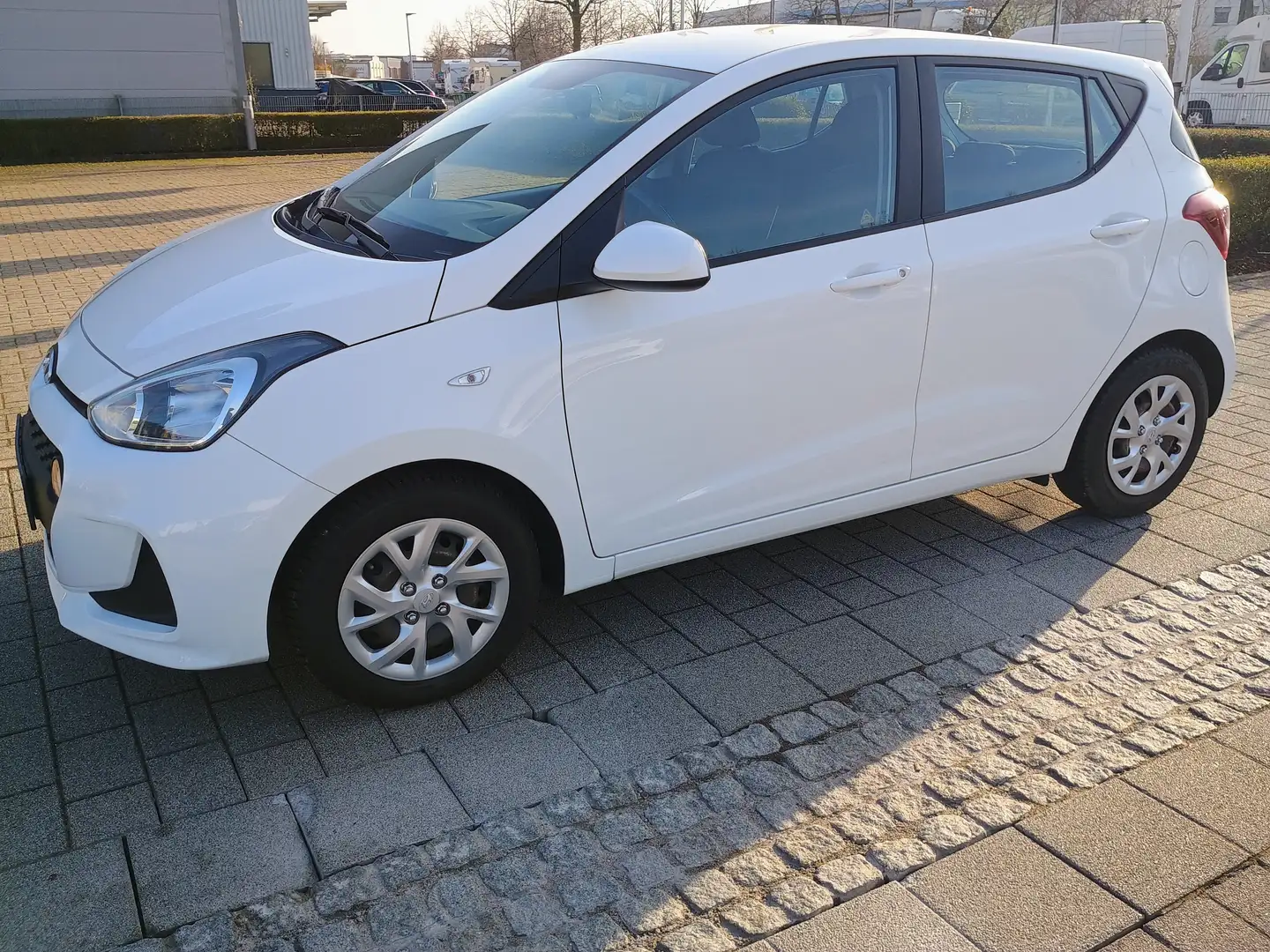 Hyundai i10 1.0 Trend.25 Tkm/Sitz+Lenkrad beheizbar/1.Hd Weiß - 1