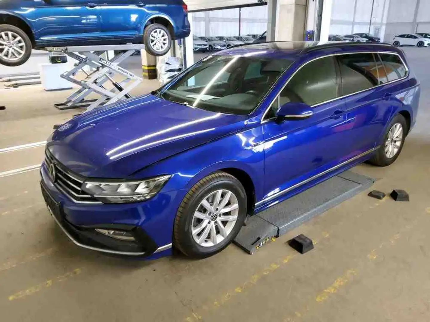 Volkswagen Passat Variant 2.0 TDI DSG R-LINE PANO NAVI AHK Blau - 2