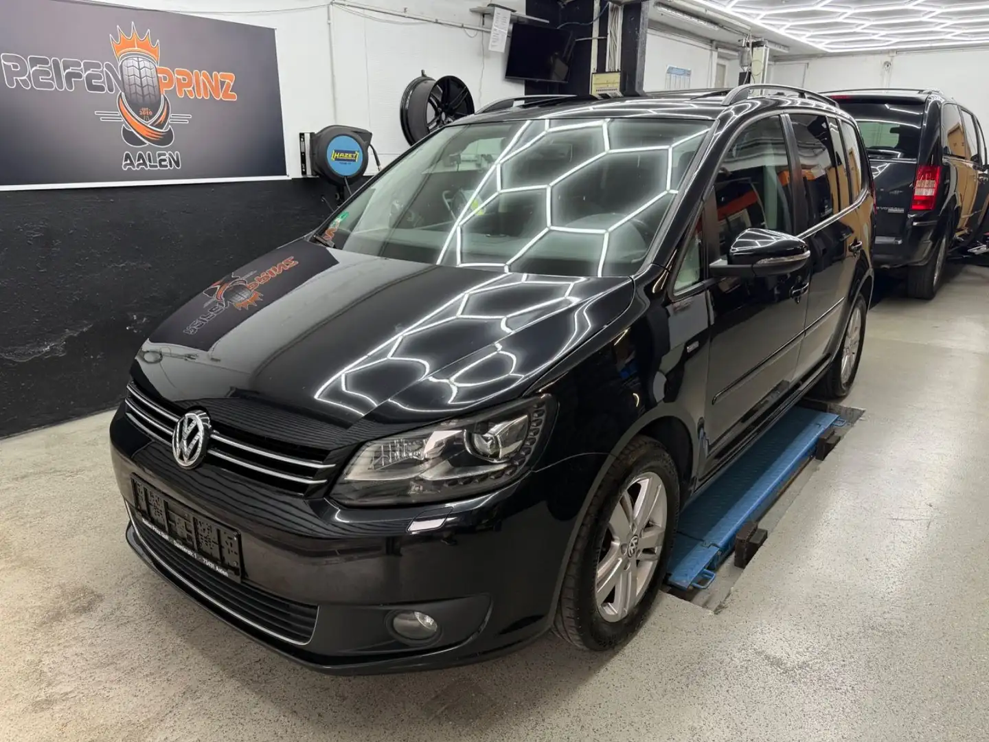 Volkswagen Touran Match/PANORAMA/BiXenon/2.Hand/7Sitzer/TOP Schwarz - 1