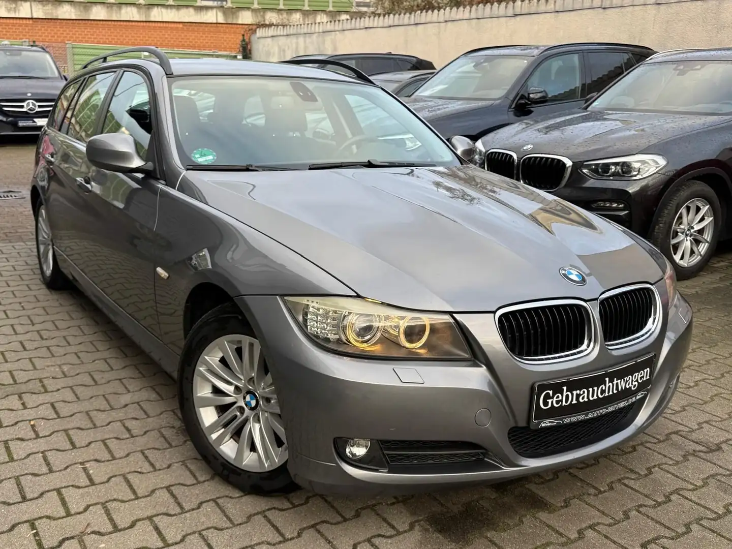 BMW 318 i touring Automatik Xenon Navi PDC Alu Grau - 2