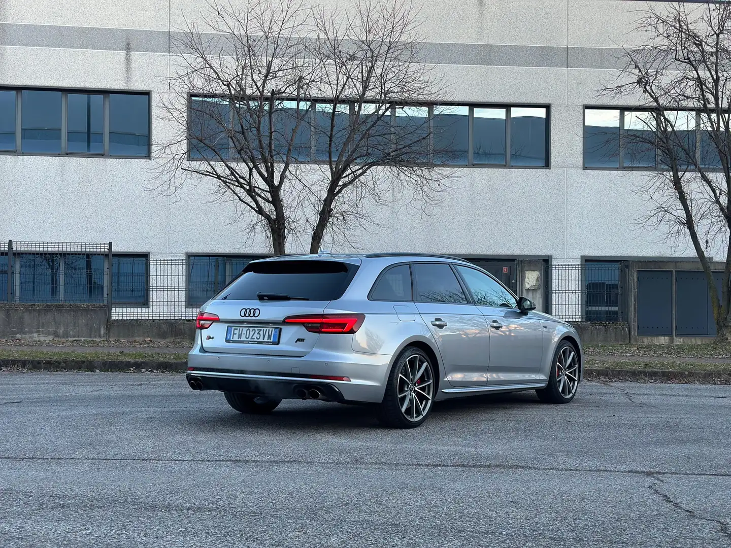 Audi S4 Avant 3.0 tfsi Business quattro 354cv tiptronic srebrna - 2