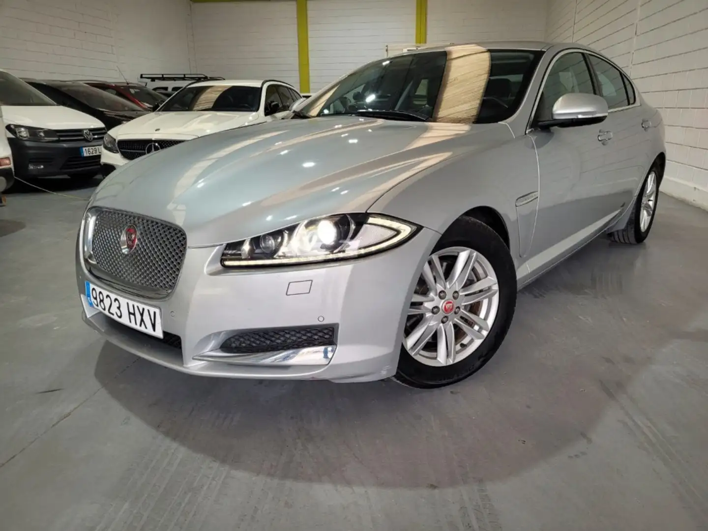 Jaguar XF 2.2 Diesel Premium Luxury Aut. Gris - 2