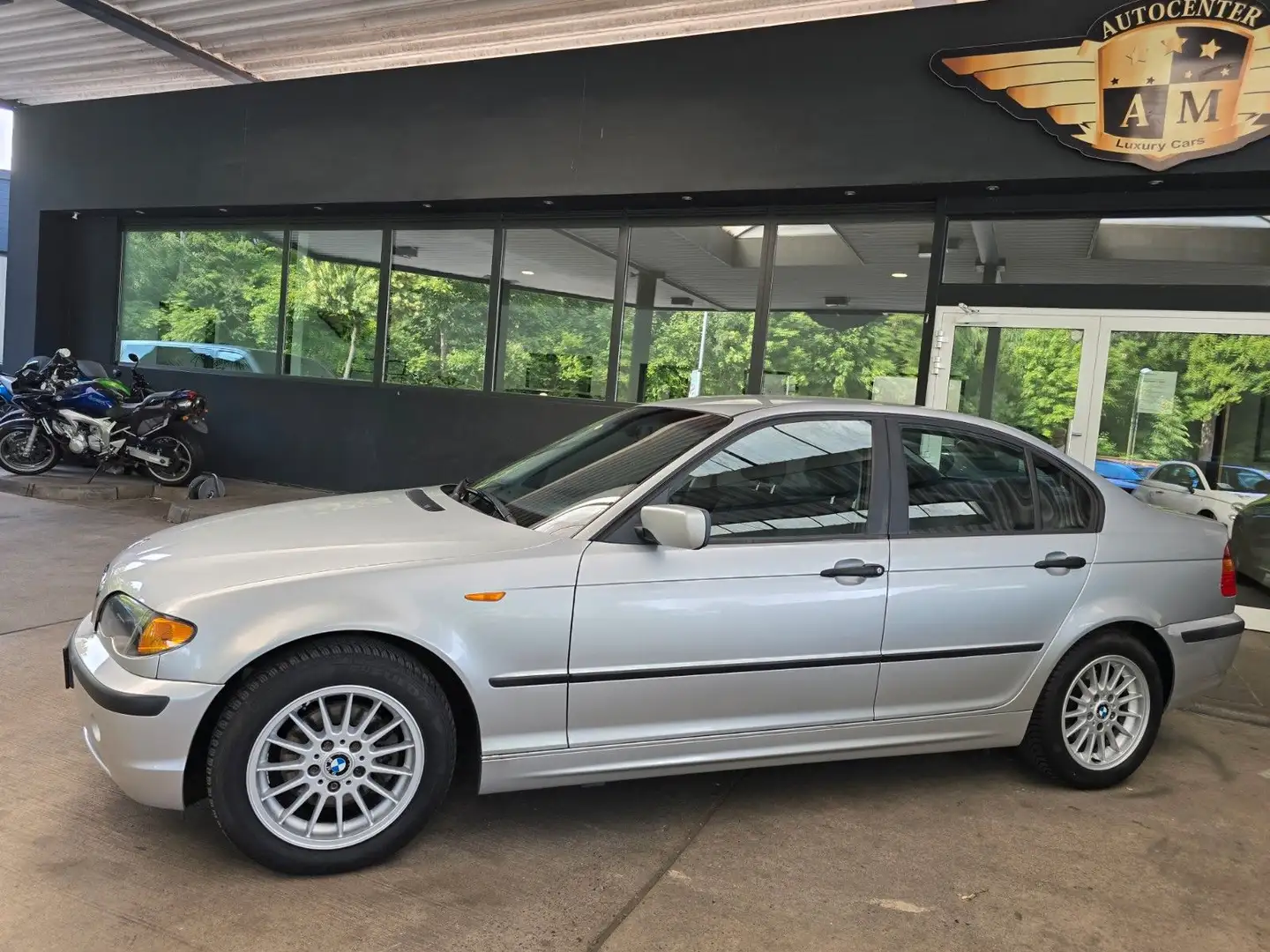 BMW 318 i Lim. KLIMA/PDC/SITZHEIZUNG/KOMFORT Plateado - 2