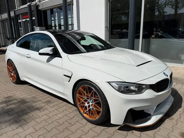 BMW M4 view 3