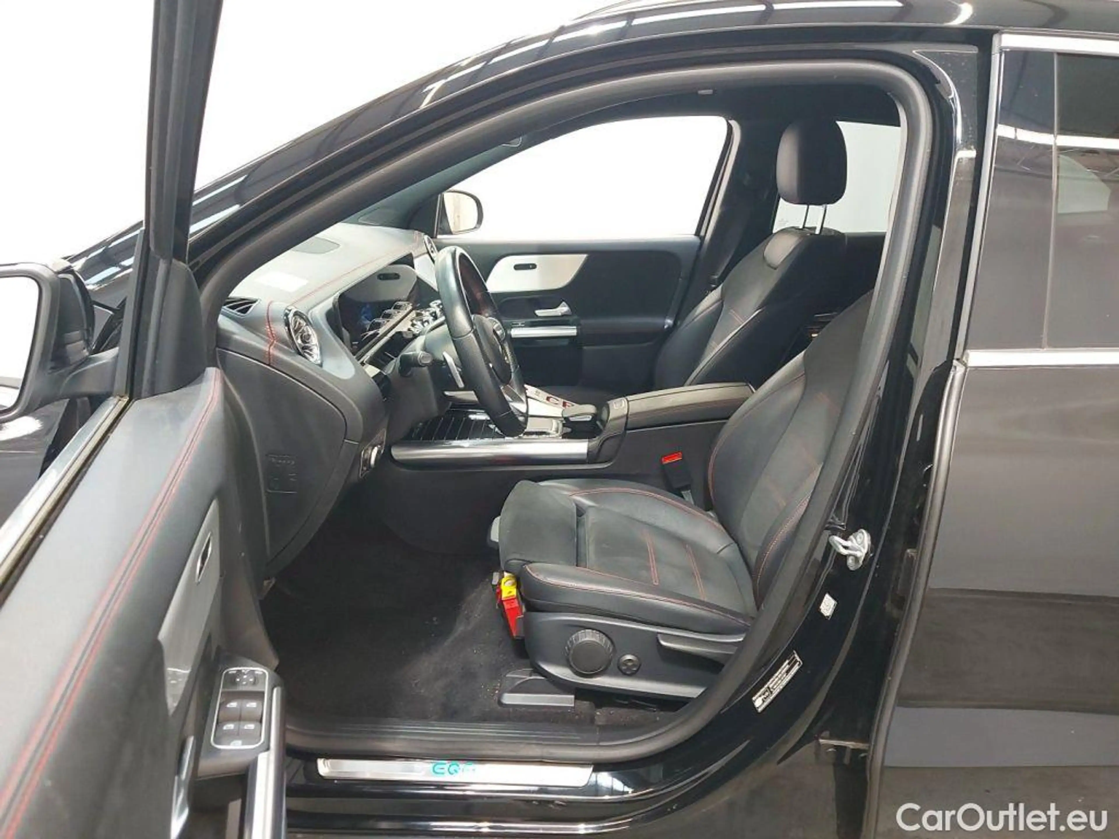 Mercedes-Benz EQA 250 AMG Line 5d — photo 3