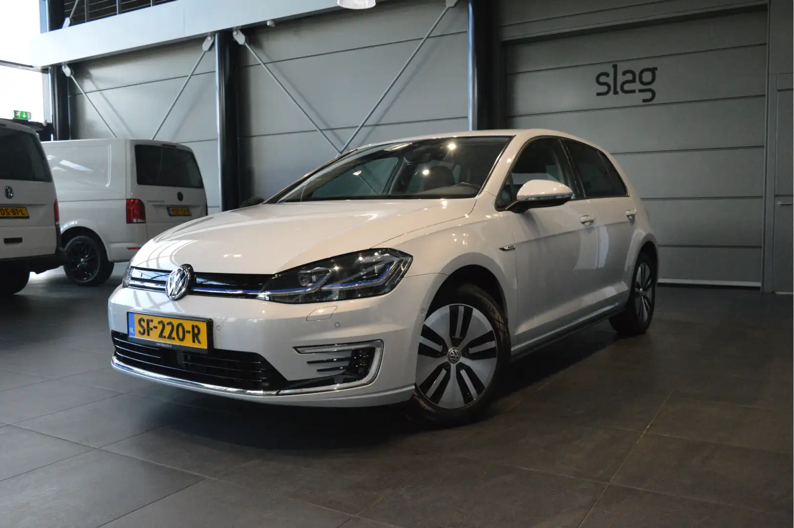 Volkswagen e-Golf navi clima camera cruise pdc virtual cockpit !! Bílá - 1