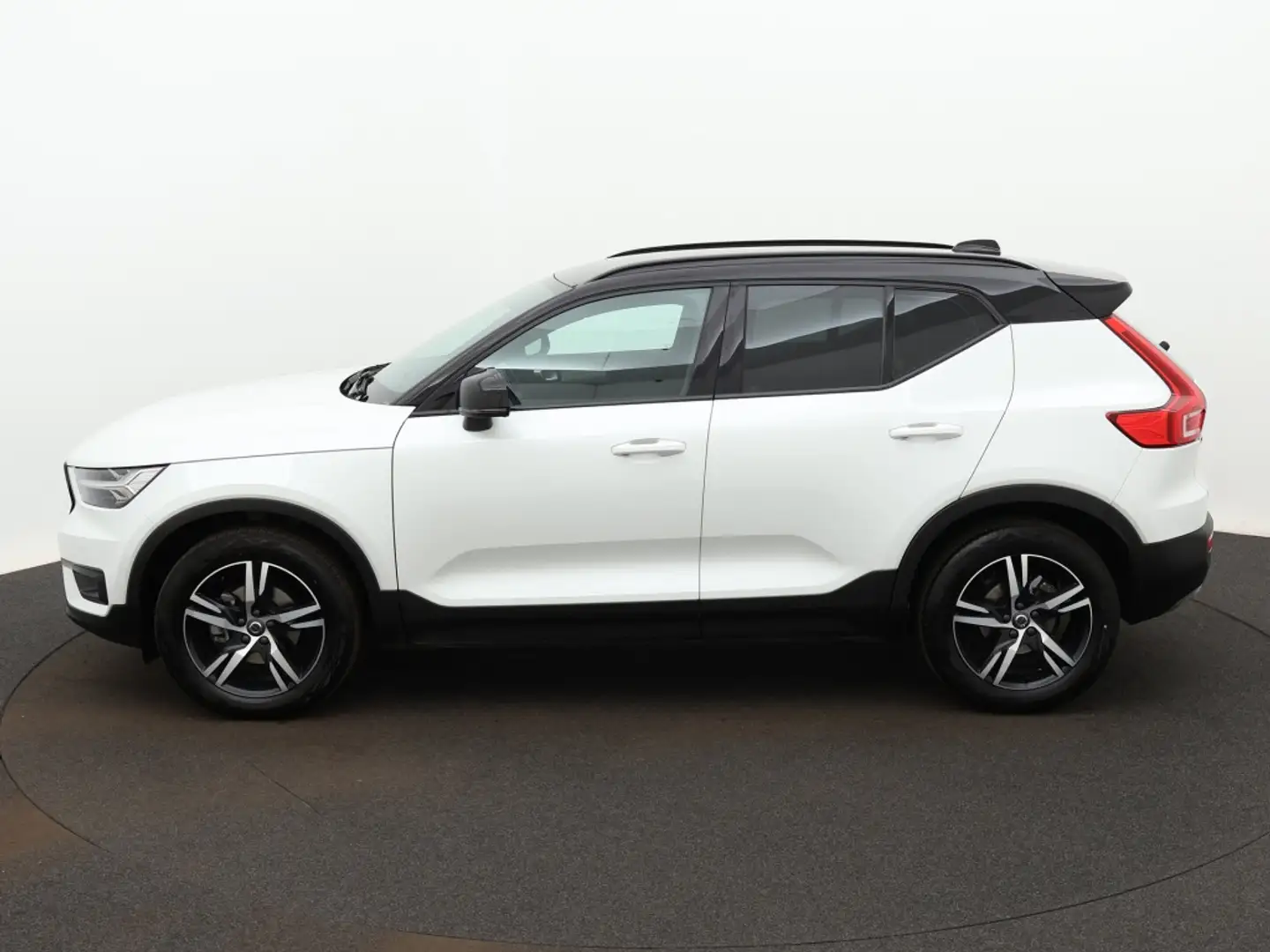 Volvo XC40 1.5 T3 Automaat R-Design | Leder | Navigatie | Blu Wit - 2