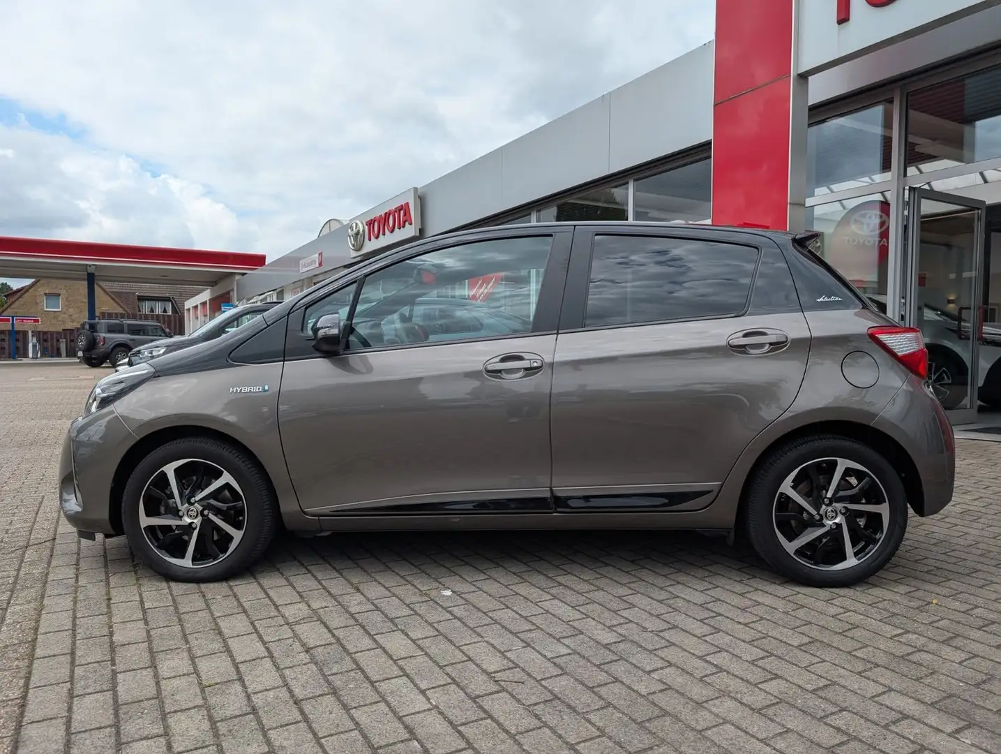 Toyota Yaris 1,5-l-VVT-i Hybrid CVT Selection Grau - 2