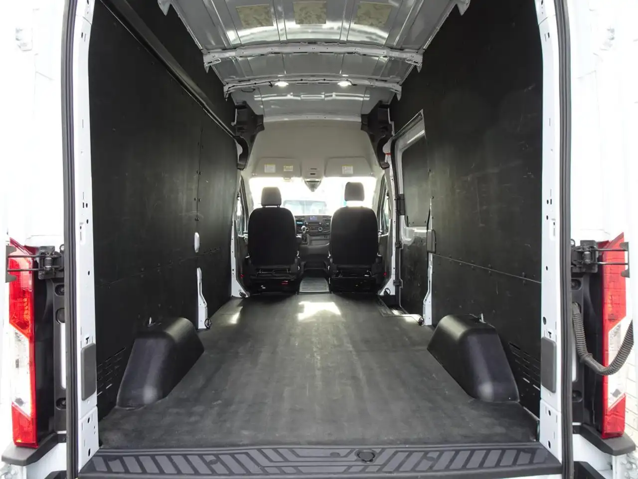Ford Transit Cargo Van снимка Ford Transit Cargo Van