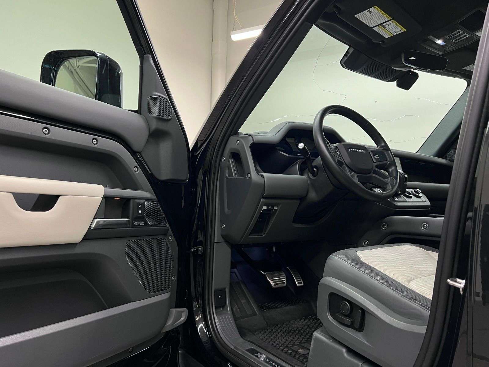 2023 Land Rover Defender X-Dynamic SE alt 4