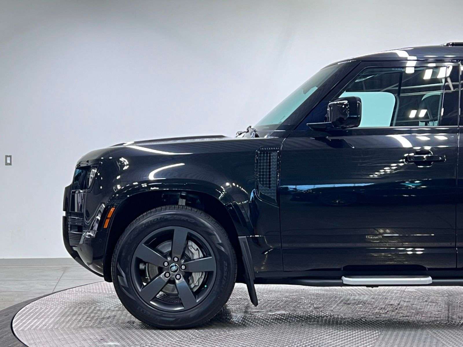 2023 Land Rover Defender X-Dynamic SE thumb 9