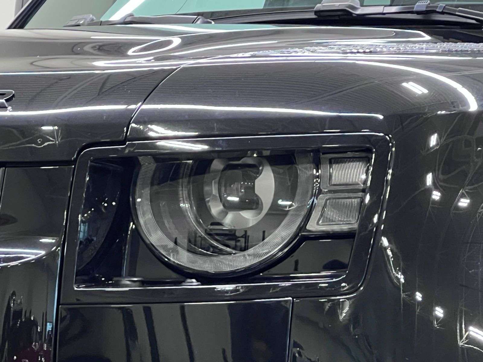 2023 Land Rover Defender X-Dynamic SE thumb 13