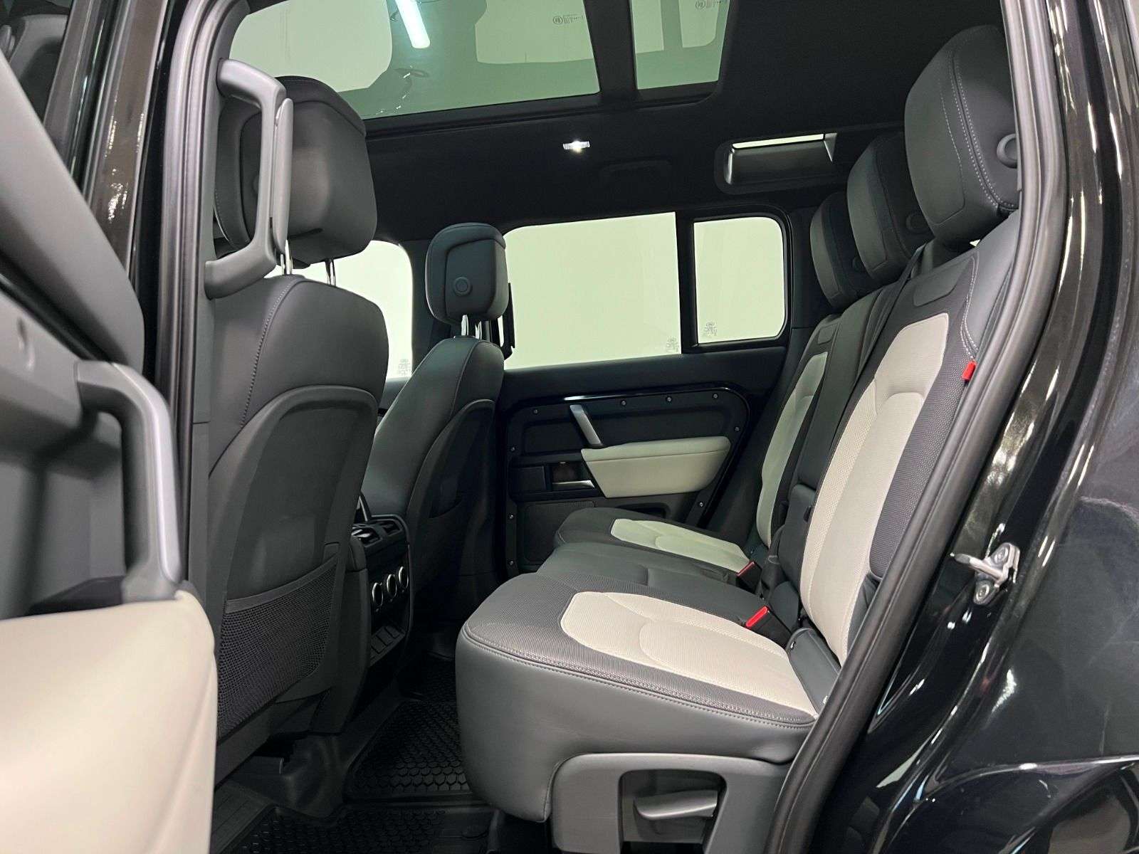 2023 Land Rover Defender X-Dynamic SE thumb 26