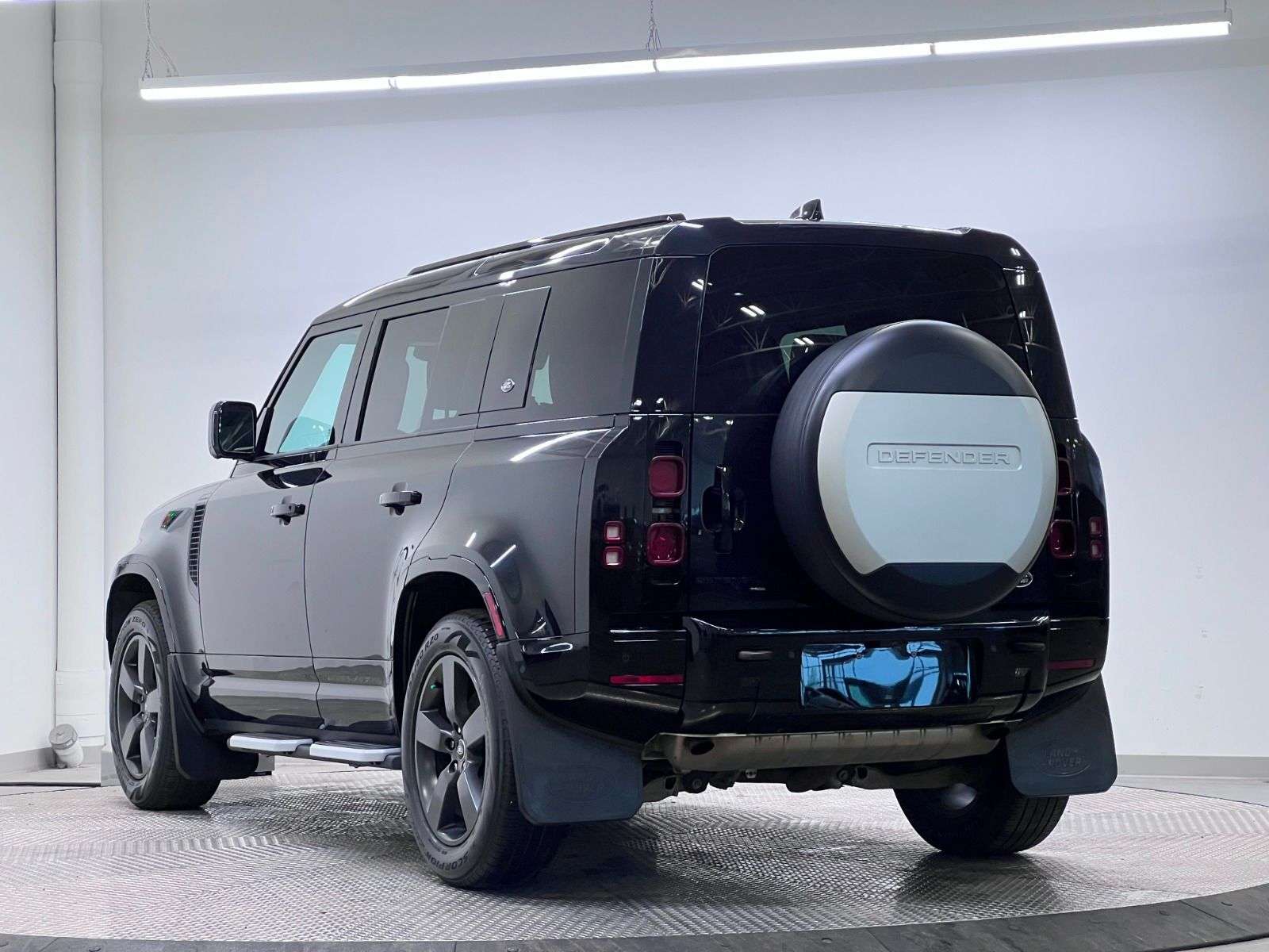 2023 Land Rover Defender X-Dynamic SE alt 3