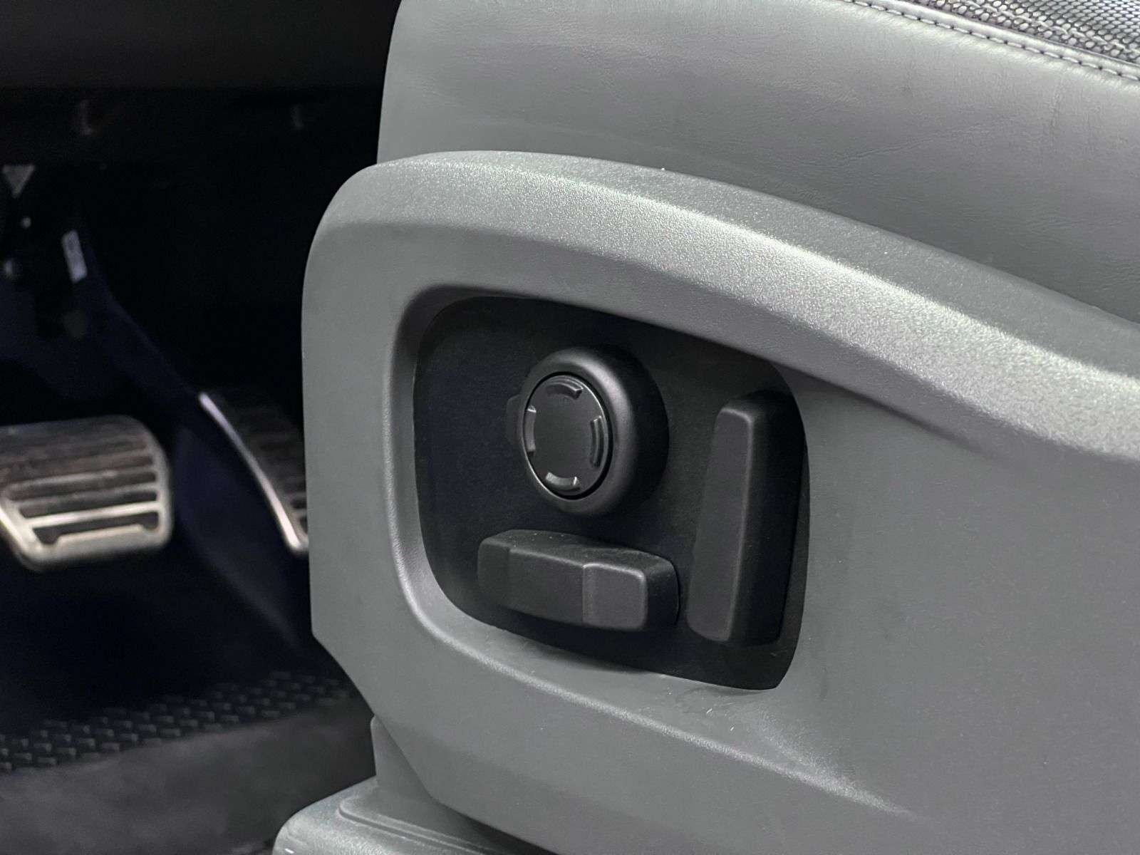 2023 Land Rover Defender X-Dynamic SE thumb 32