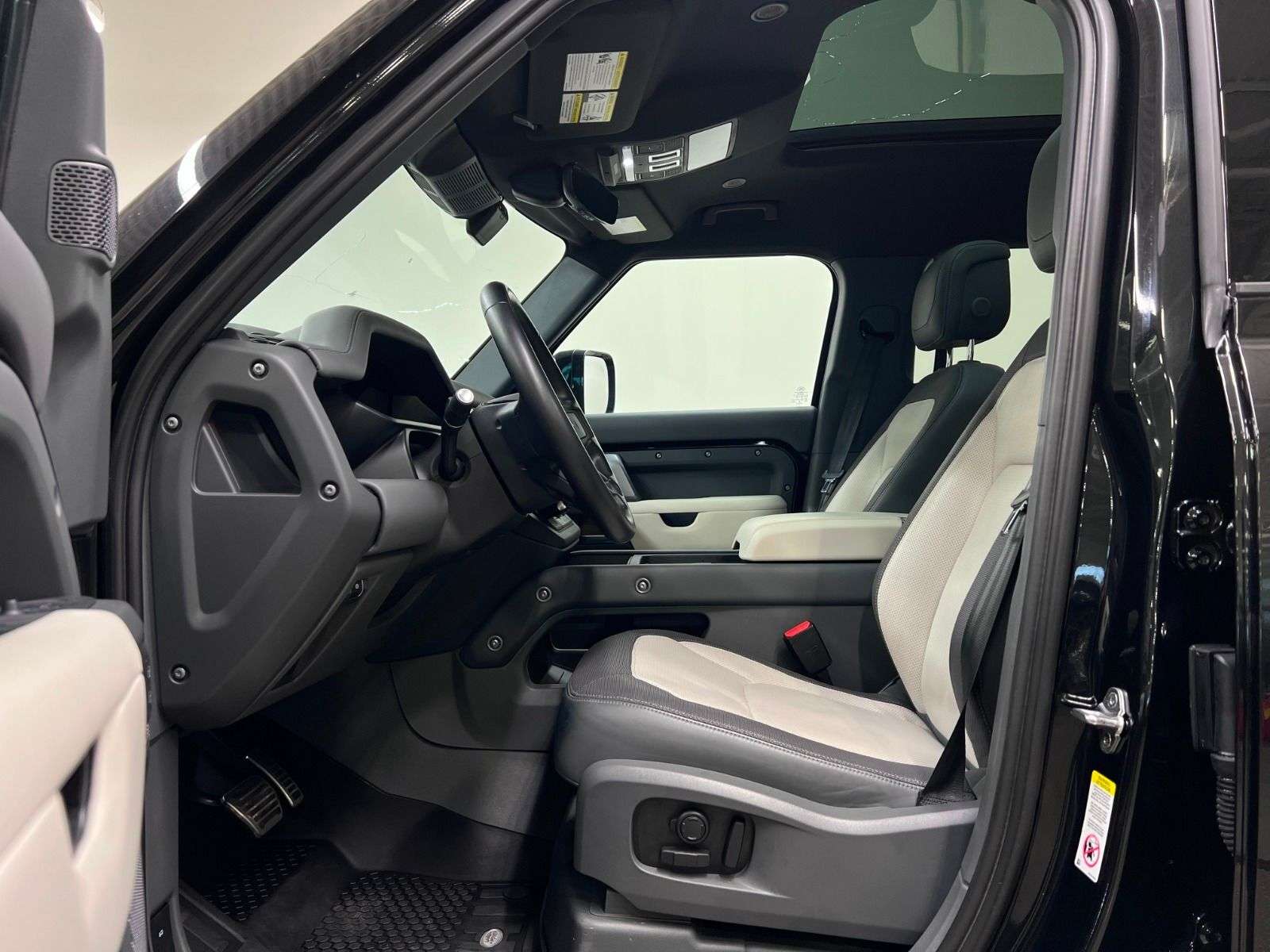 2023 Land Rover Defender X-Dynamic SE thumb 35