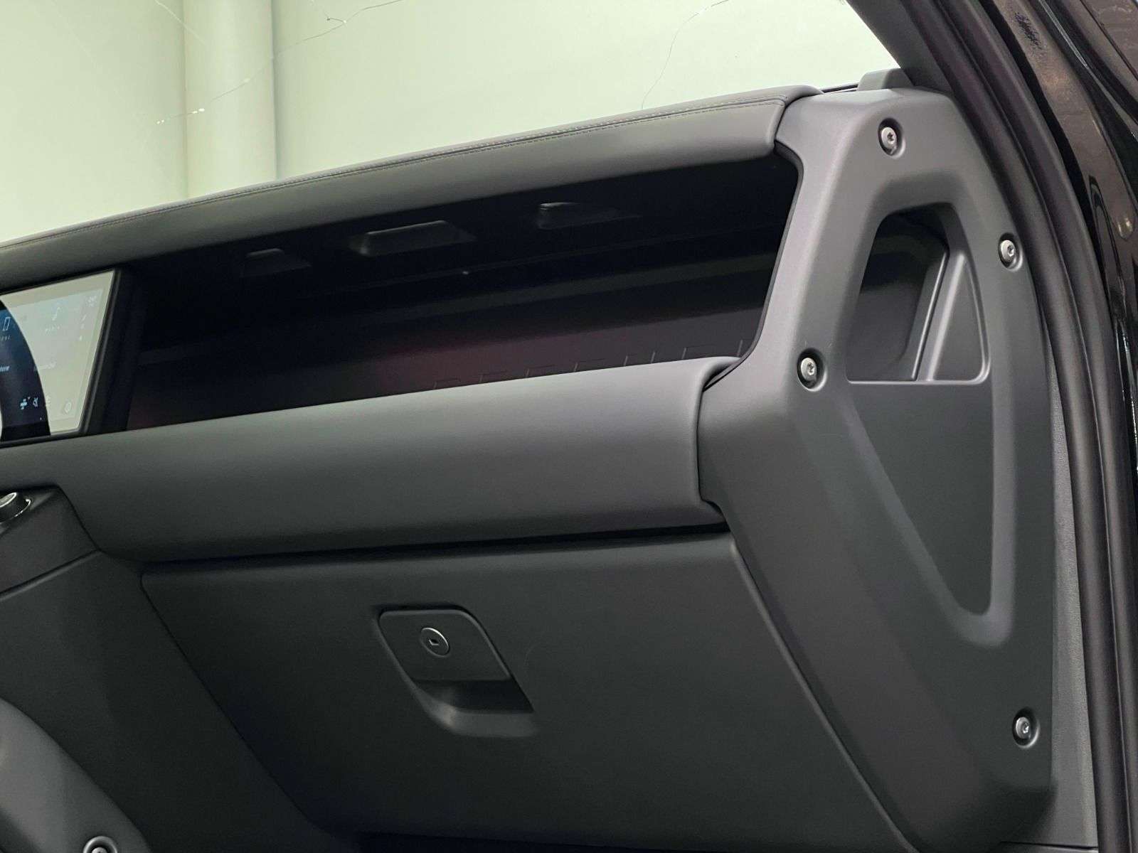2023 Land Rover Defender X-Dynamic SE thumb 34