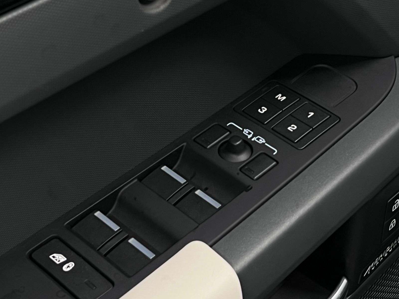 2023 Land Rover Defender X-Dynamic SE thumb 30