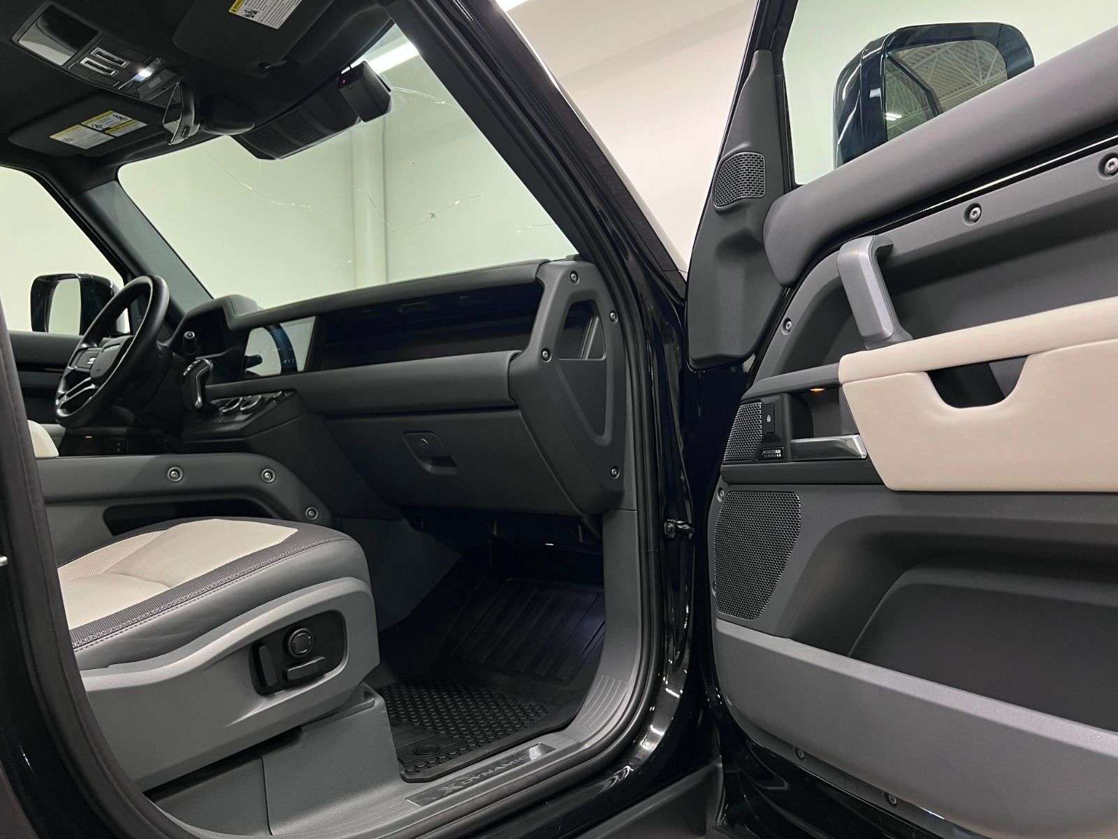 2023 Land Rover Defender X-Dynamic SE thumb 28