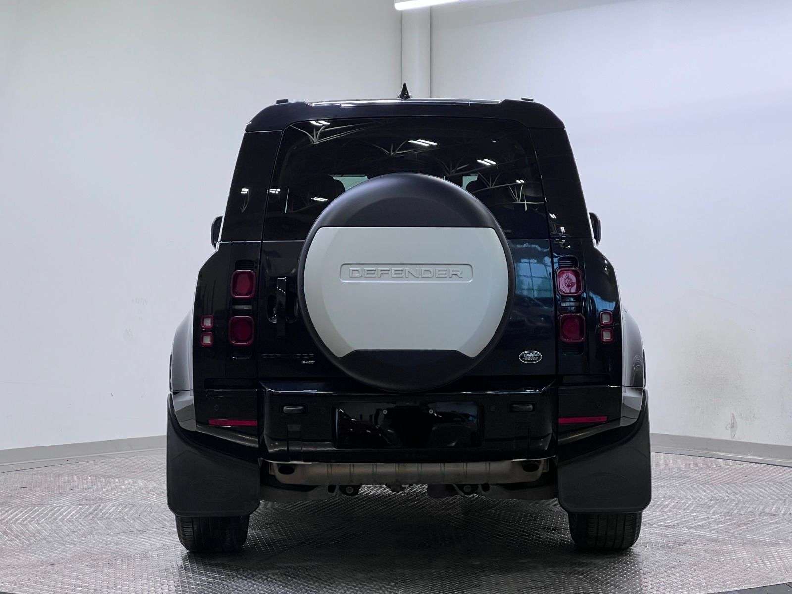 2023 Land Rover Defender X-Dynamic SE thumb 6