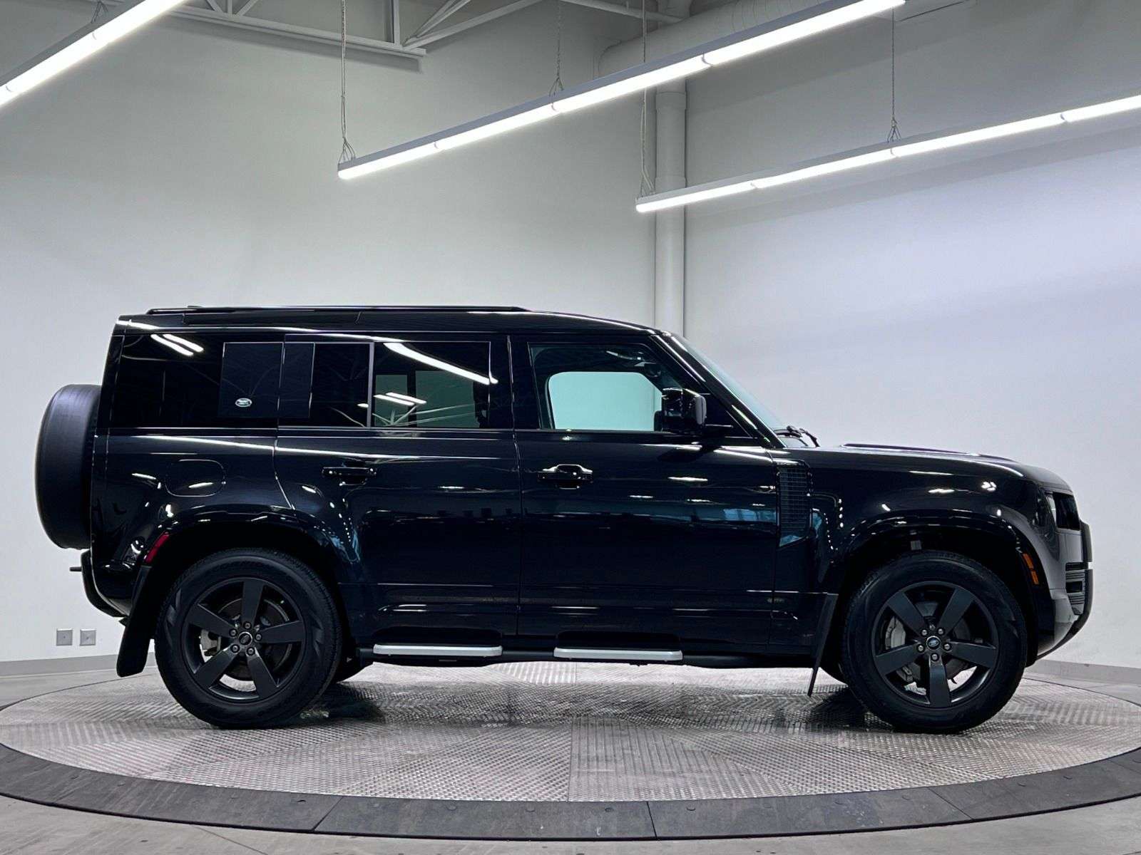 2023 Land Rover Defender X-Dynamic SE thumb 7