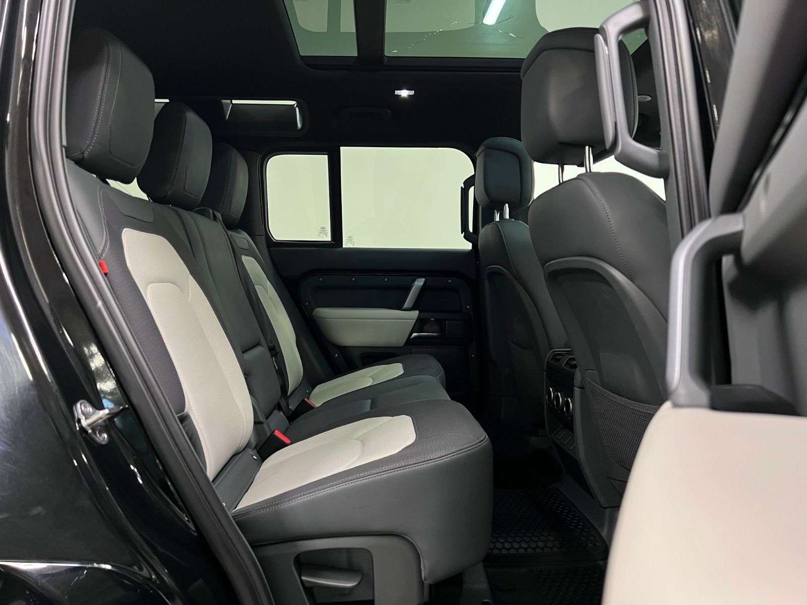 2023 Land Rover Defender X-Dynamic SE thumb 25