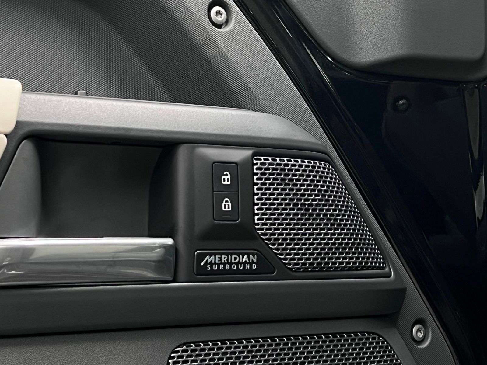2023 Land Rover Defender X-Dynamic SE thumb 31