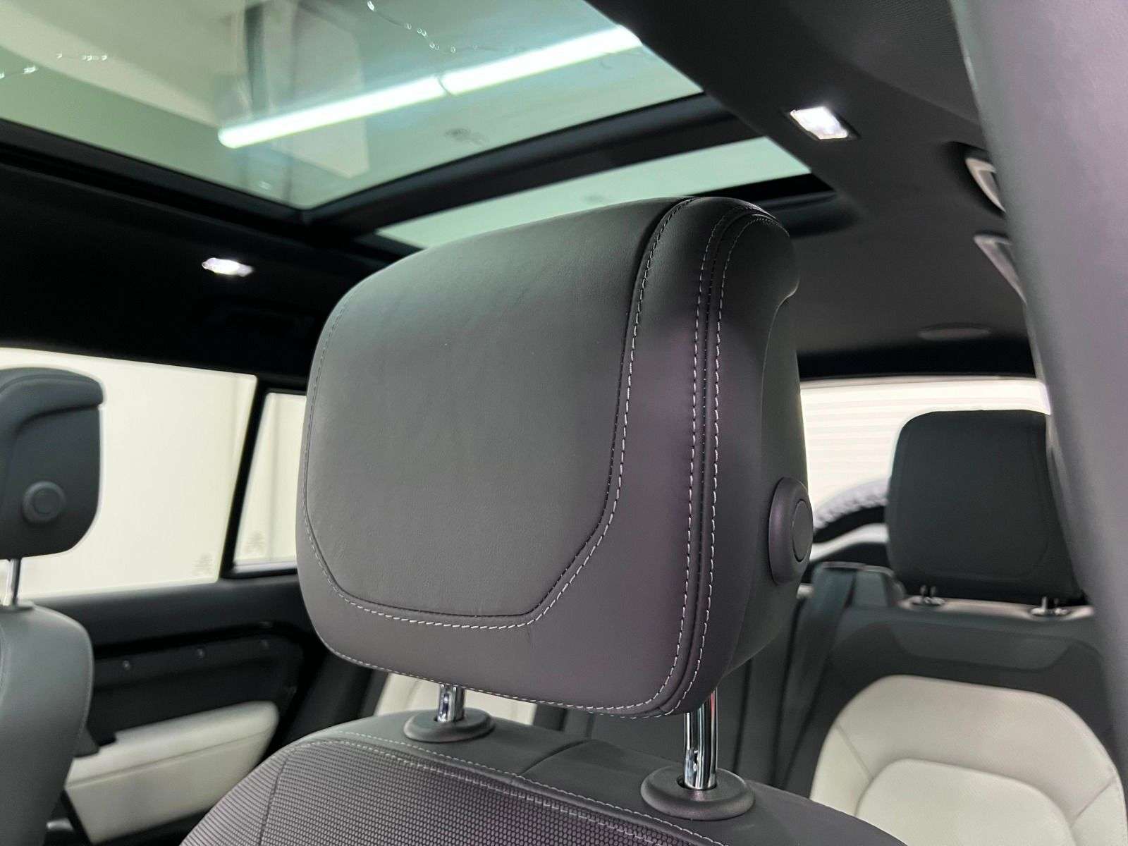 2023 Land Rover Defender X-Dynamic SE thumb 27