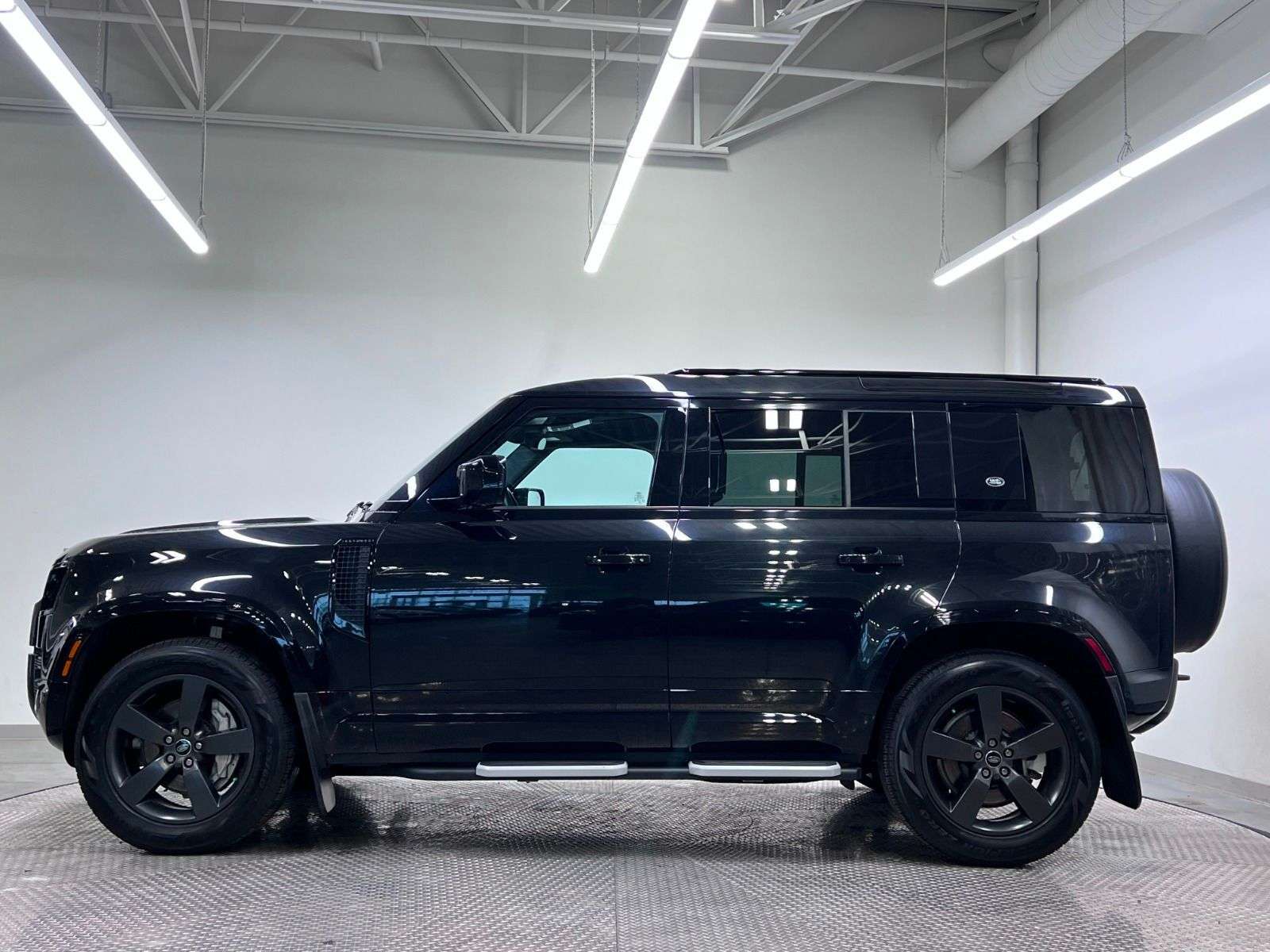 2023 Land Rover Defender X-Dynamic SE alt 2