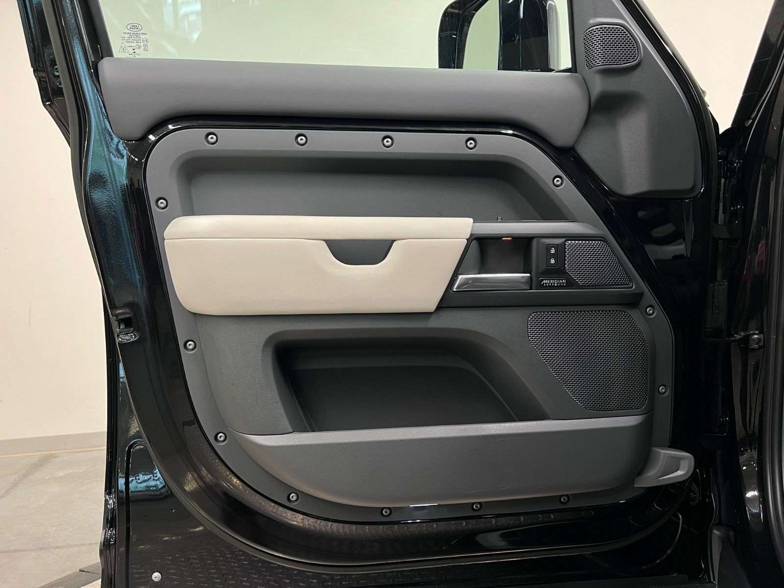 2023 Land Rover Defender X-Dynamic SE thumb 29
