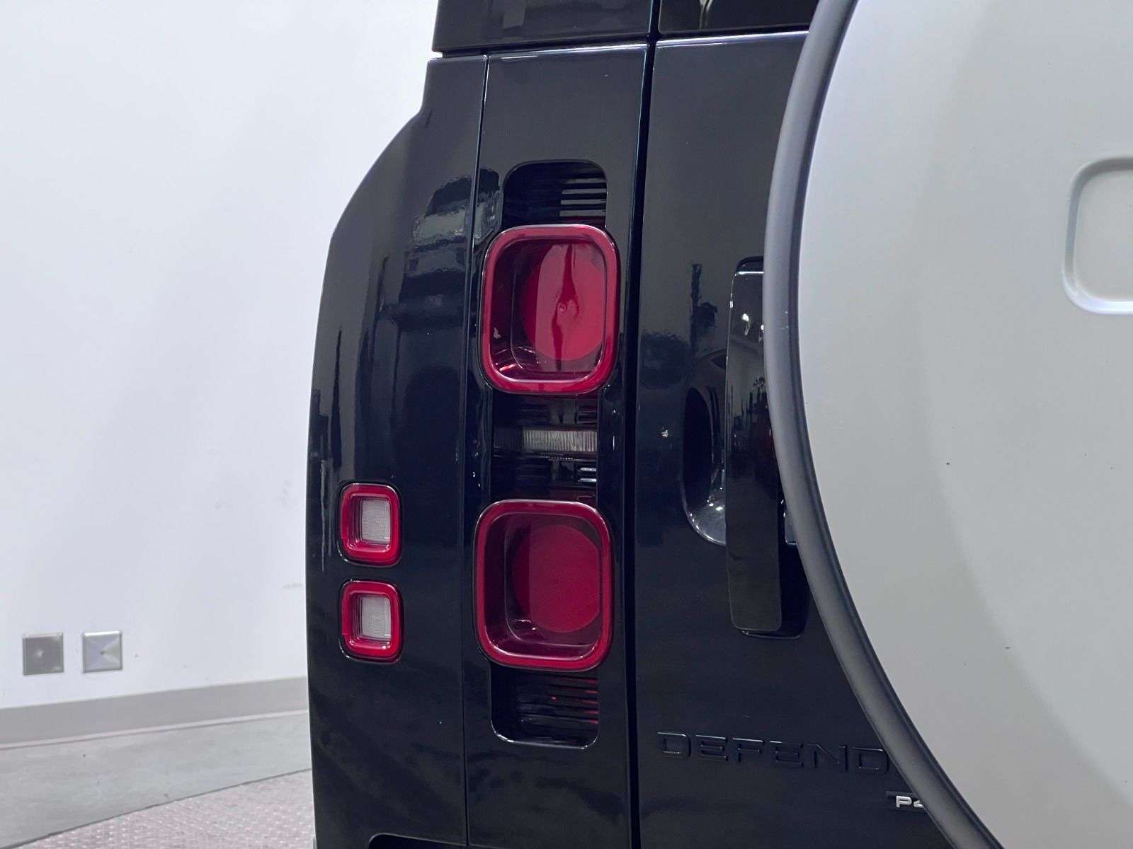 2023 Land Rover Defender X-Dynamic SE thumb 14