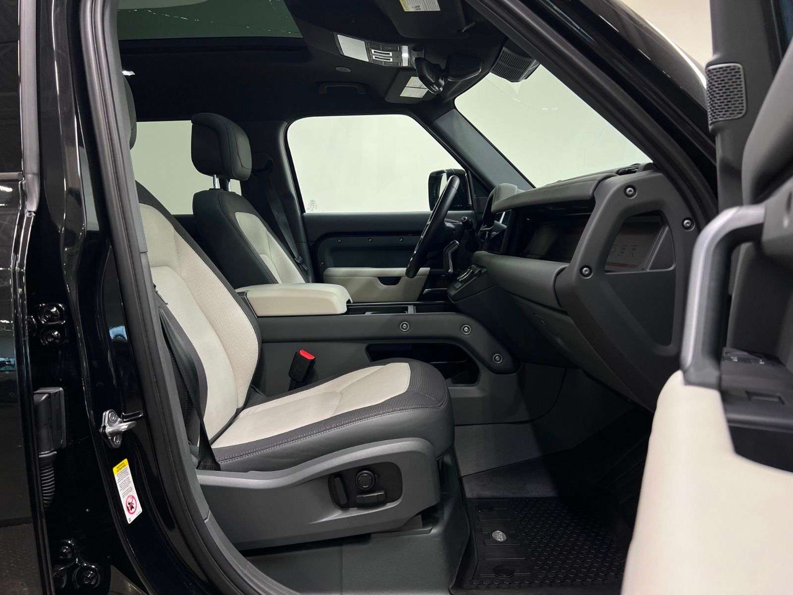 2023 Land Rover Defender X-Dynamic SE alt 5