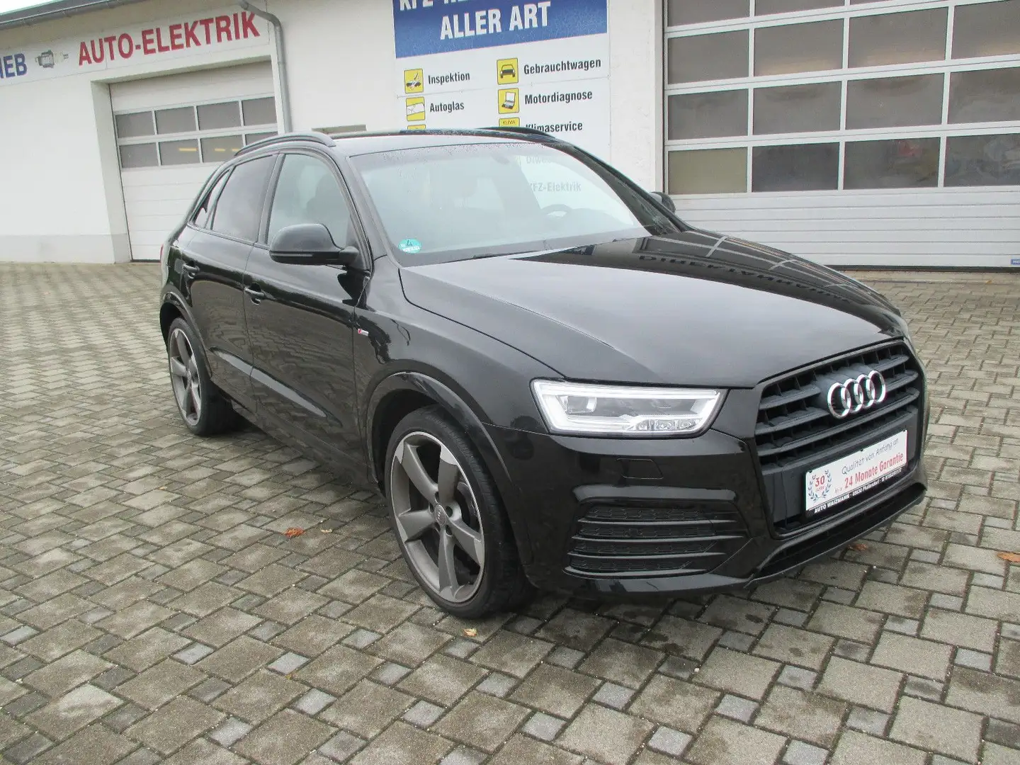 Audi Q3 sport, S-line Schwarz - 2