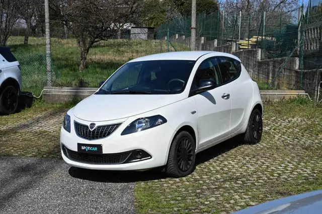 Lancia Ypsilon 1.0 FireFly S&S Hybrid Ecochic Silver