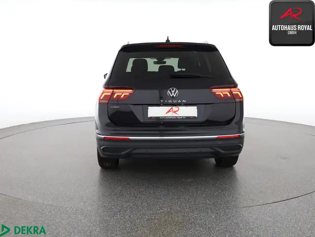 Volkswagen Tiguan Allspace view 4