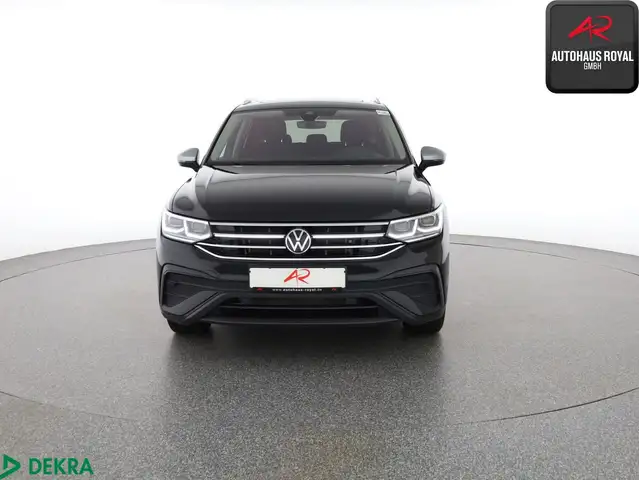 Volkswagen Tiguan Allspace view 8