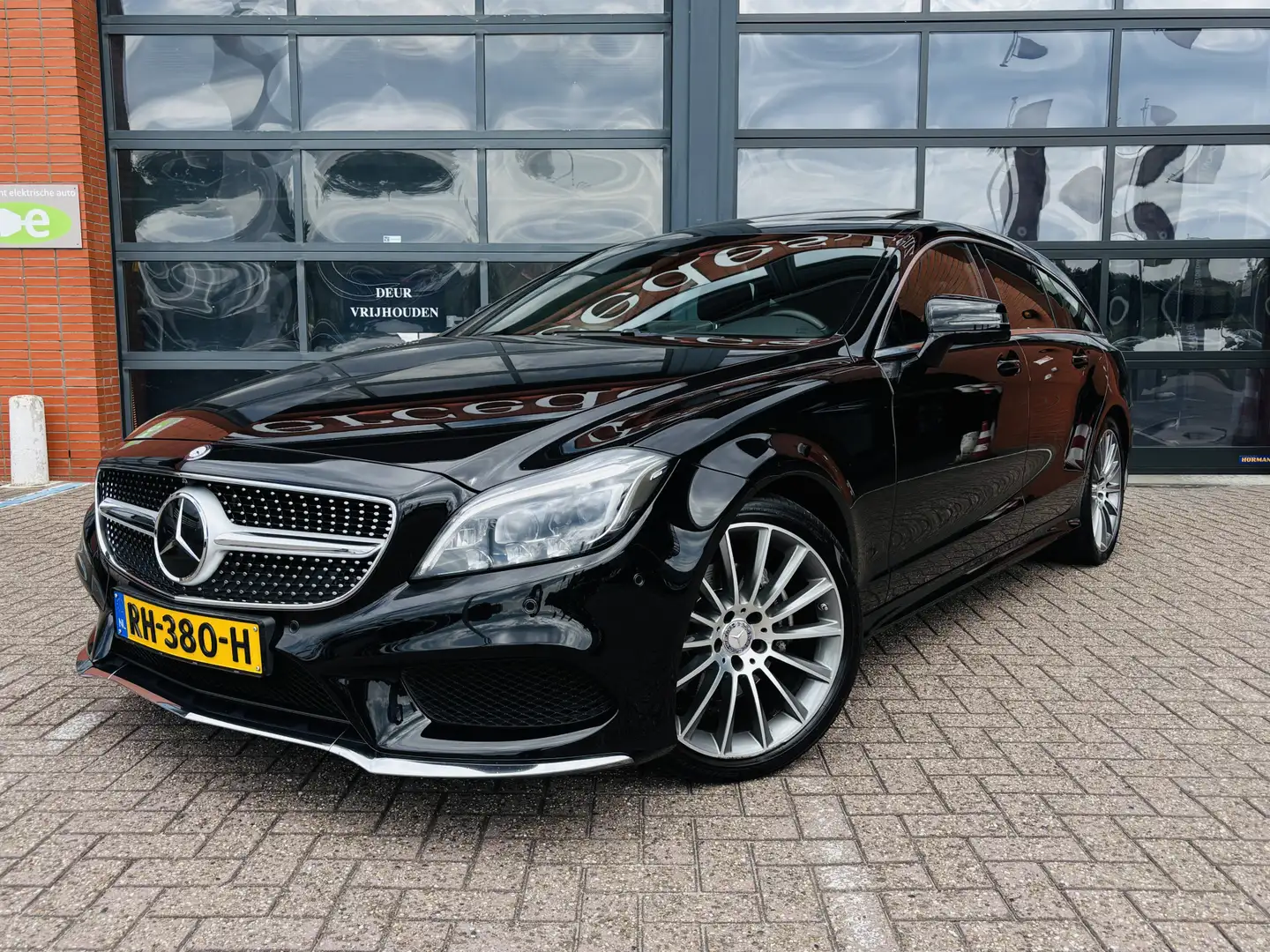Mercedes-Benz CLS 220 Shooting Brake d AMG Sport Edition | Distronic | D Negru - 2