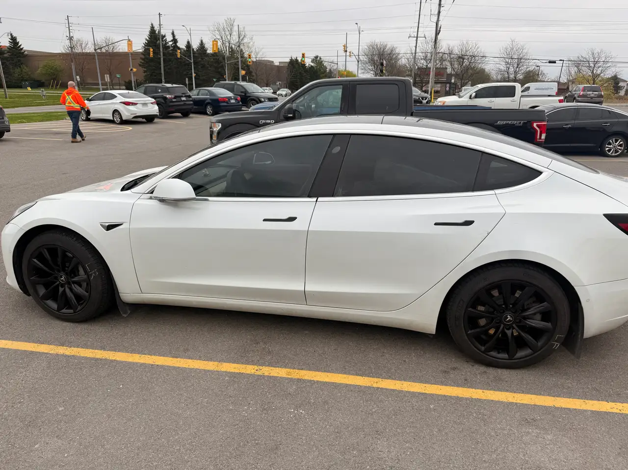 Tesla Model 3 снимка Tesla Model 3