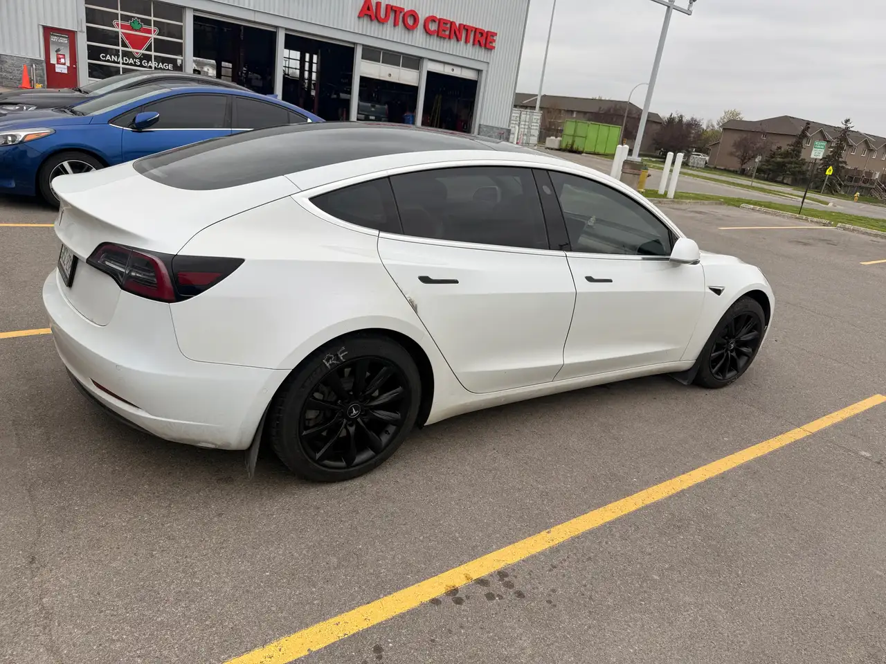 Tesla Model 3 снимка Tesla Model 3