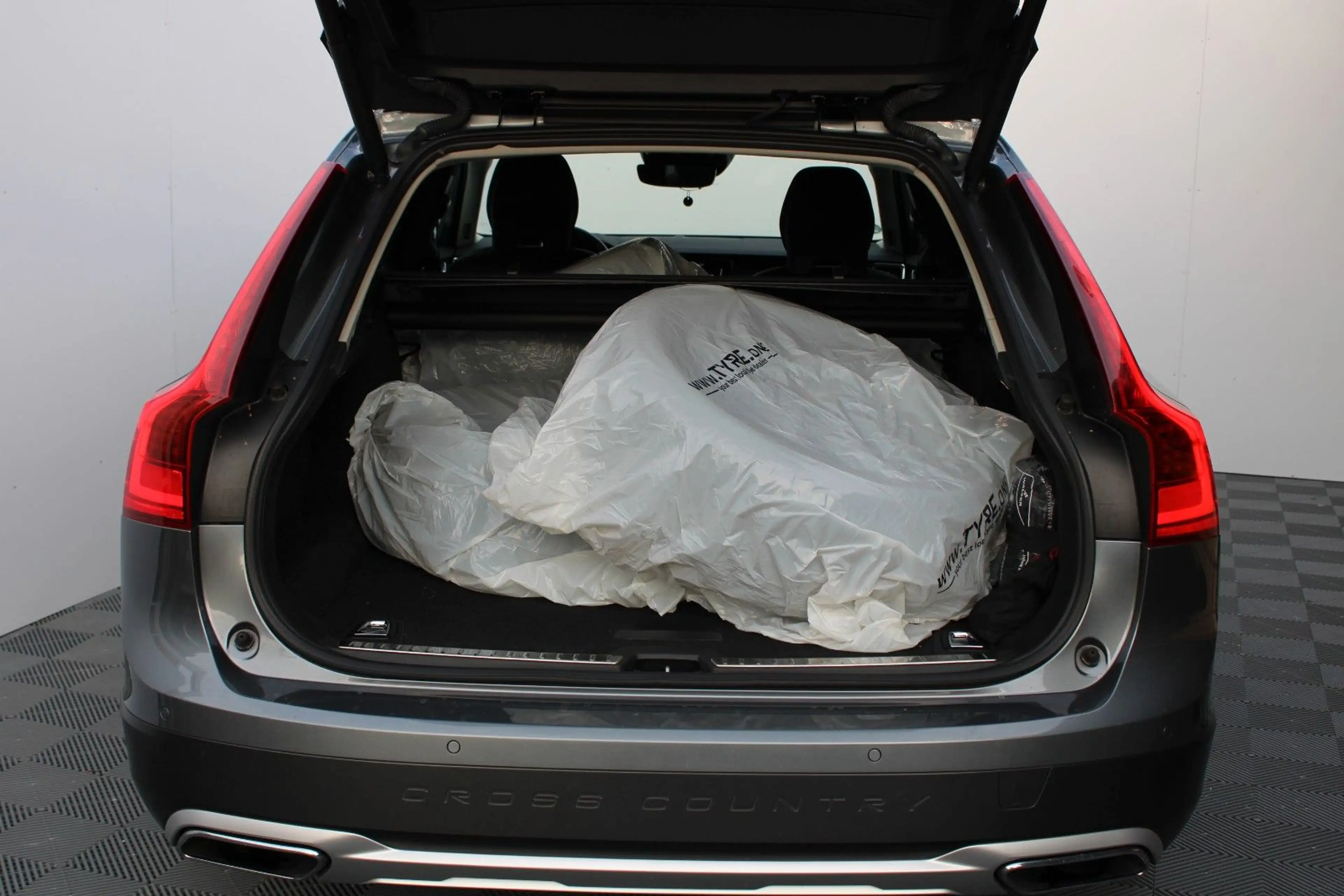 Volvo V90 Cross Country Pro AWD — photo 13