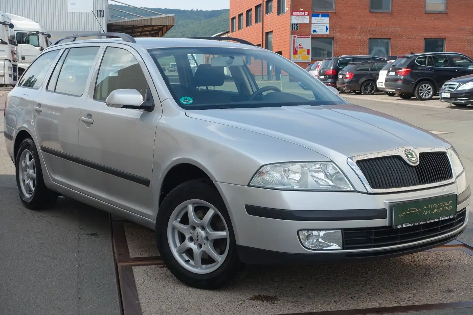 Skoda Octavia Combi Ambiente 1.6*AHK*TÜV+SER. NEU*LPG Zilver - 1