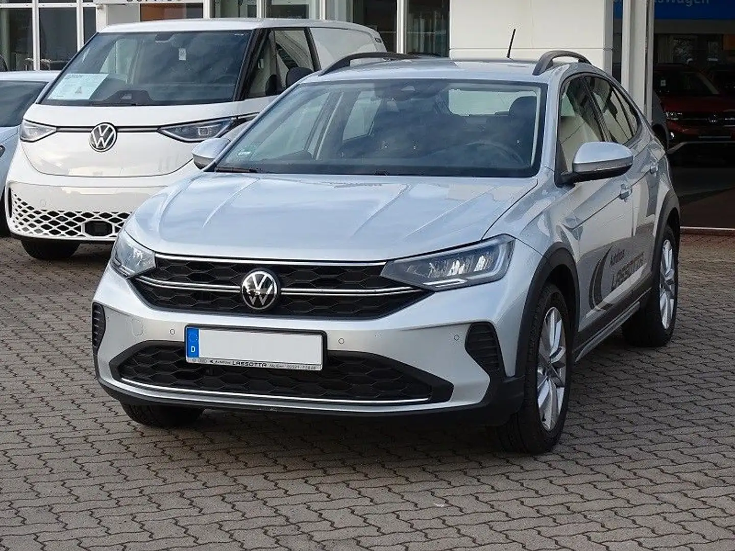 Volkswagen Taigo 1.0 TSI Life - LED / AHZV srebrna - 2